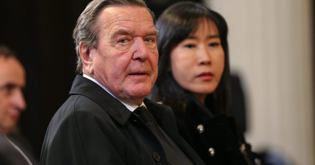 Союзник Путина Шрёдер избегает расследования по Северному потоку-2 после диагноза “выгорание” Союзник Путина Шрёдер избегает расследования по Северному потоку-2 после диагноза “выгорание”