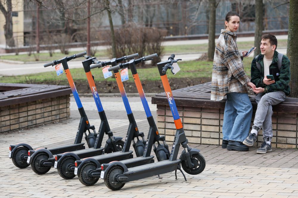 Минтранс готовит проект о запрете парковки электросамокатов на тротуарах Минтранс готовит проект о запрете парковки электросамокатов на тротуарах