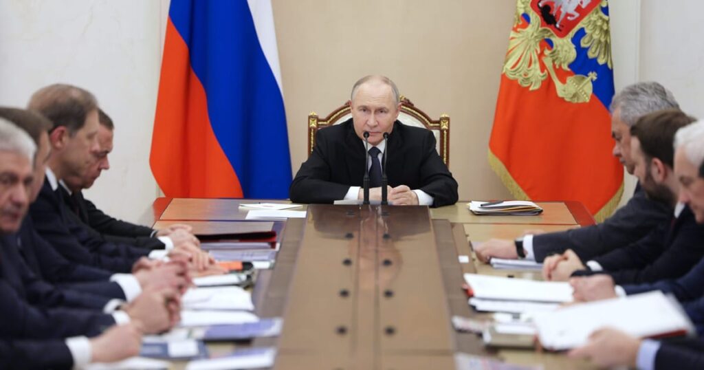 Путин объявляет о новом перемирии, но Кремль ужесточает позицию по аннексированным украинским регионам Путин объявляет о новом перемирии, но Кремль ужесточает позицию по аннексированным украинским регионам