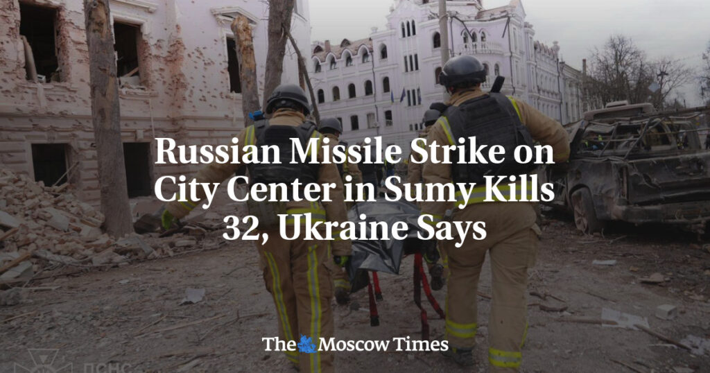 В результате ракетного удара России по центру Сум погибли 32 человека, заявила Украина В результате ракетного удара России по центру Сум погибли 32 человека, заявила Украина