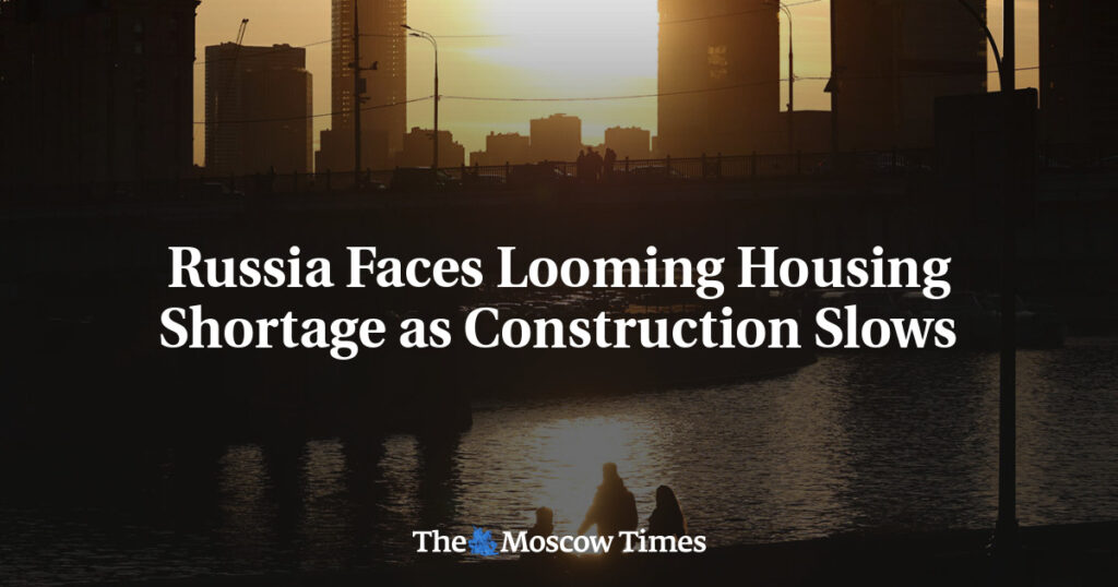 Россия сталкивается с надвигающимся дефицитом жилья на фоне замедления темпов строительства Россия сталкивается с надвигающимся дефицитом жилья на фоне замедления темпов строительства