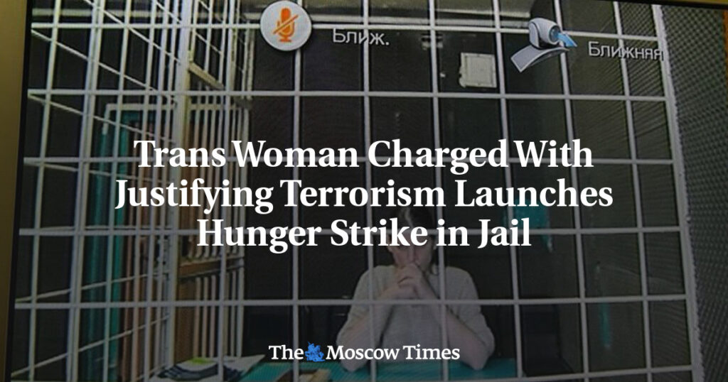 Трансгендерная женщина, обвиняемая в оправдании терроризма, объявила голодовку в тюрьме Трансгендерная женщина, обвиняемая в оправдании терроризма, объявила голодовку в тюрьме
