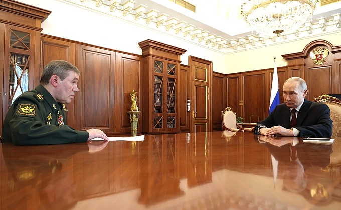 Совещание с начальником Генштаба ВС Валерием Герасимовым Совещание с начальником Генштаба ВС Валерием Герасимовым