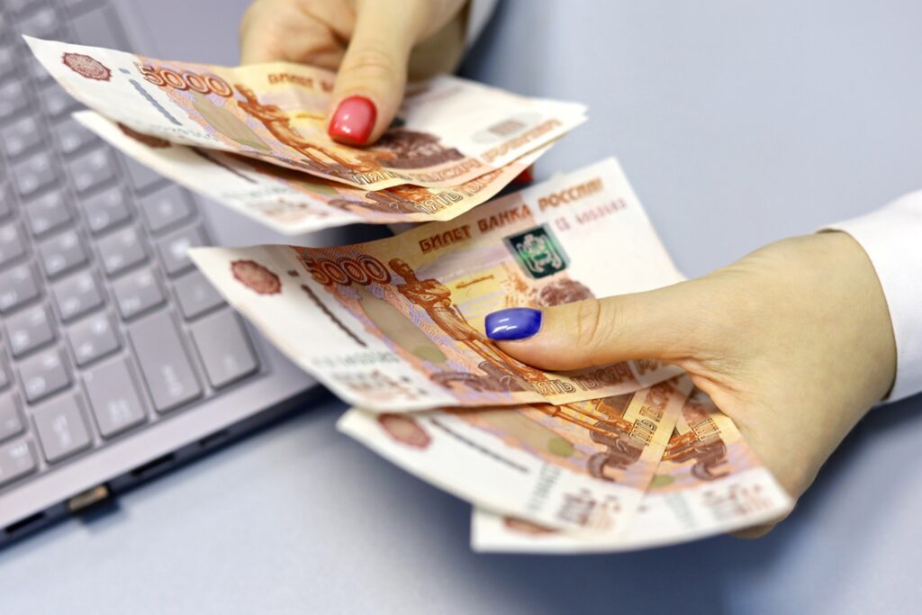 Работодатели должны будут выплатить зарплату раньше из-за длинных выходных Работодатели должны будут выплатить зарплату раньше из-за длинных выходных