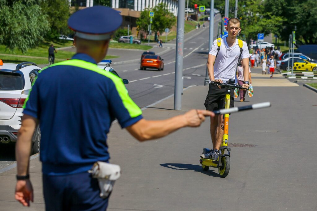 Кикшеринговые компании в регионах поднимают штрафы за управление электросамокатом подростками до 16 лет Кикшеринговые компании в регионах поднимают штрафы за управление электросамокатом подростками до 16 лет
