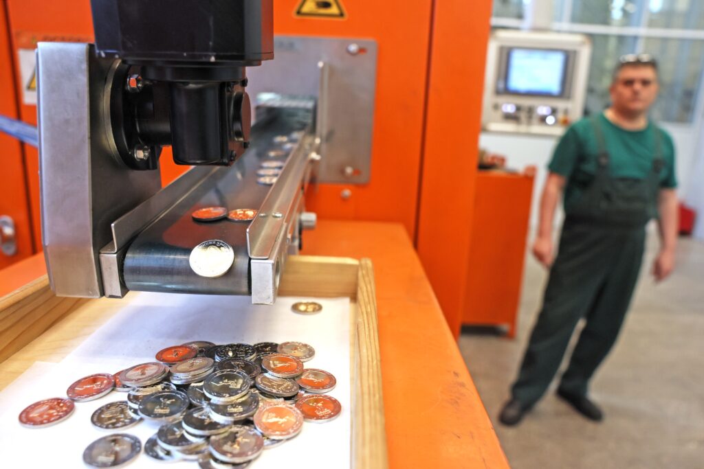 На Гознаке показали, как чеканят монеты к юбилею Победы На Гознаке показали, как чеканят монеты к юбилею Победы