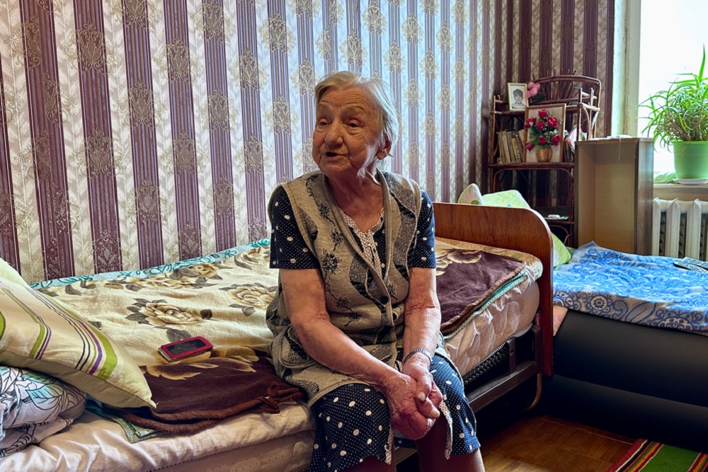 Ветеран труда мечтает, чтобы с потолка ее квартиры перестал идти дождь Ветеран труда мечтает, чтобы с потолка ее квартиры перестал идти дождь