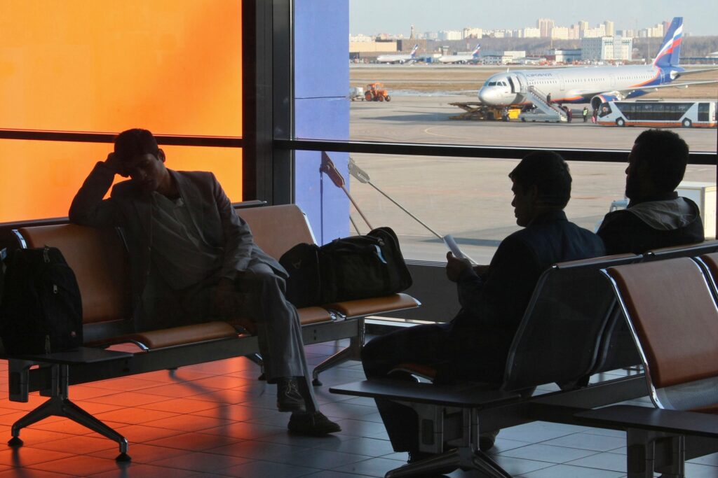 Депутаты предложили повысить порог долга для ограничения выезда за границу Депутаты предложили повысить порог долга для ограничения выезда за границу