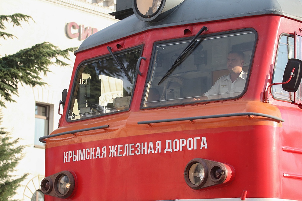 В Крым прибыл первый контейнерный поезд из Новороссии В Крым прибыл первый контейнерный поезд из Новороссии