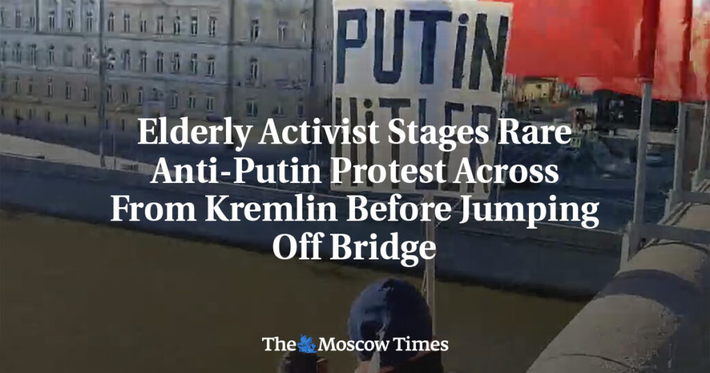 Пожилая активистка устроила редкий протест против Путина напротив Кремля перед прыжком с моста Пожилая активистка устроила редкий протест против Путина напротив Кремля перед прыжком с моста