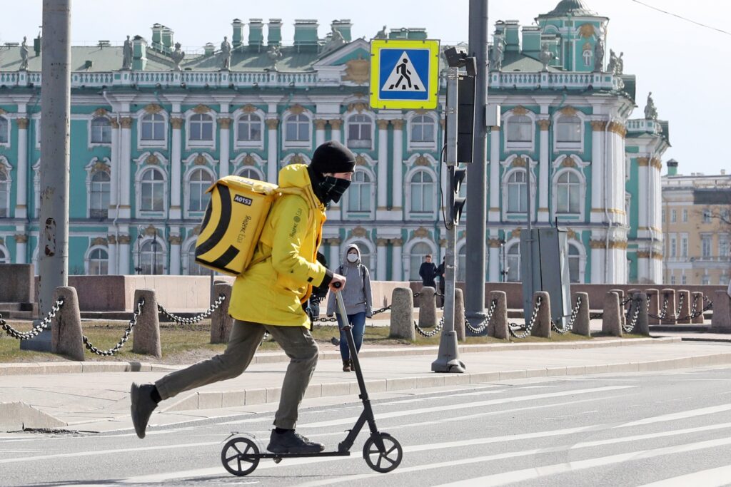 В Петербурге хотят запретить иностранцам работать таксистами и курьерами