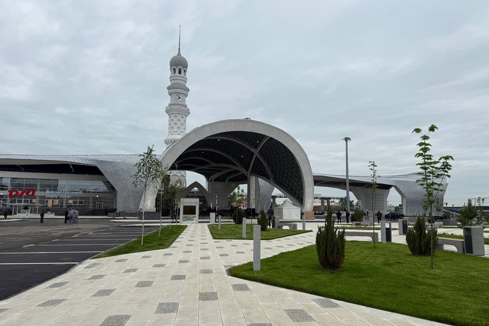 Здание в виде парящей птицы: В Грозном открыли новый железнодорожный вокзал, не имеющий аналогов в мире Здание в виде парящей птицы: В Грозном открыли новый железнодорожный вокзал, не имеющий аналогов в мире