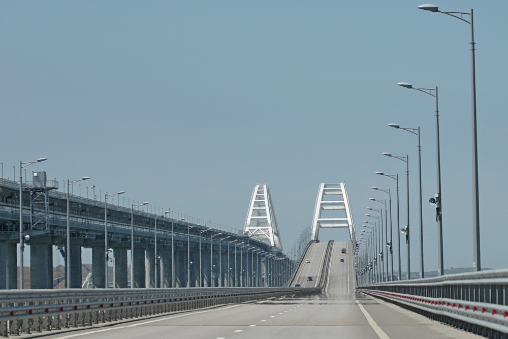 По Крымскому мосту из-за атаки БПЛА перекрыли движение автомобилей По Крымскому мосту из-за атаки БПЛА перекрыли движение автомобилей