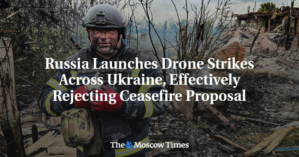 Россия наносит удары беспилотниками по Украине, фактически отвергая предложение о прекращении огня Россия наносит удары беспилотниками по Украине, фактически отвергая предложение о прекращении огня