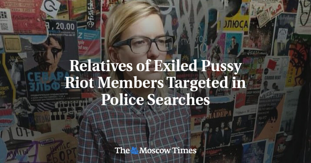 Родственники сосланных участниц Pussy Riot стали объектом полицейских обысков Родственники сосланных участниц Pussy Riot стали объектом полицейских обысков