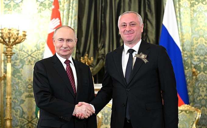 Президент России провел встречу с президентом Абхазии Бадрой Гунбой Президент России провел встречу с президентом Абхазии Бадрой Гунбой