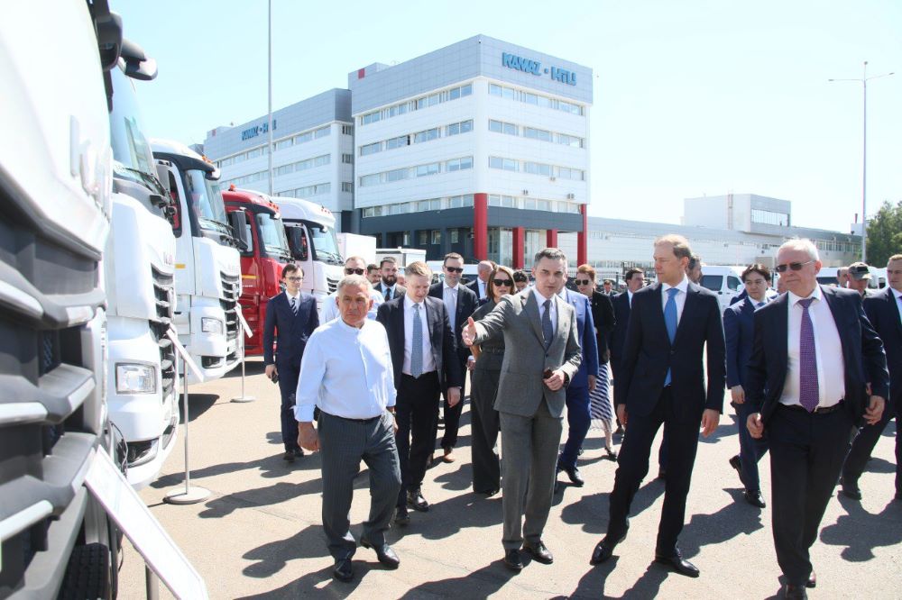 Мантурову показали КамАЗ для водителей с ограниченными физвозможностями Мантурову показали КамАЗ для водителей с ограниченными физвозможностями