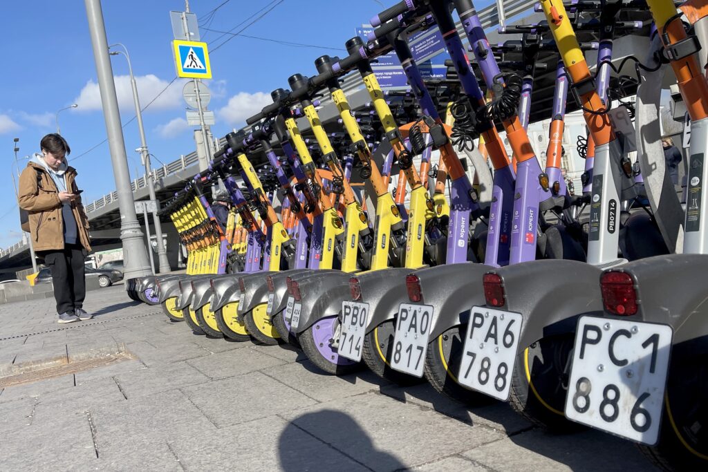 Москвичей оштрафовали на 100 тысяч рублей за нарушения правил езды на самокате Москвичей оштрафовали на 100 тысяч рублей за нарушения правил езды на самокате