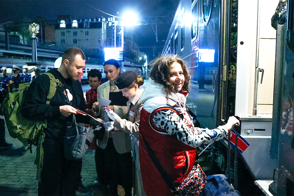 КНДР и Россию связал первый туристический поезд КНДР и Россию связал первый туристический поезд