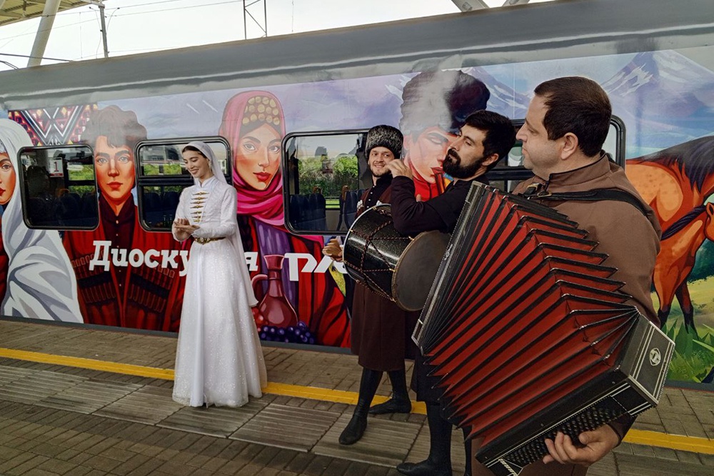 Из Сочи в Сухум отправился первый электропоезд “Диоскурия” Из Сочи в Сухум отправился первый электропоезд “Диоскурия”
