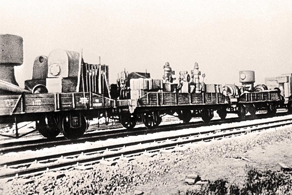 В 1941 году сотни предприятий были перевезены на Урал и в Сибирь благодаря усилиям железнодорожников В 1941 году сотни предприятий были перевезены на Урал и в Сибирь благодаря усилиям железнодорожников