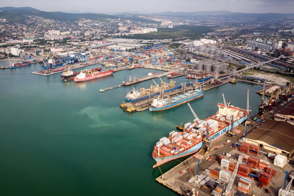 К крымским портам повезли российские товары на экспорт по новому маршруту