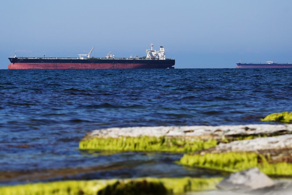 ЕС попытается снизить доходы российских нефтяников и перекрыть Балтику теневому флоту ЕС попытается снизить доходы российских нефтяников и перекрыть Балтику теневому флоту