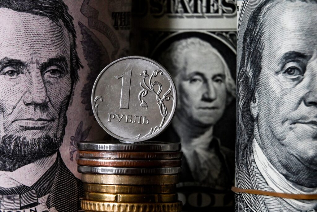 ЦБ установил курс доллара ниже 80 рублей впервые за два года: что ждет российскую валюту дальше ЦБ установил курс доллара ниже 80 рублей впервые за два года: что ждет российскую валюту дальше