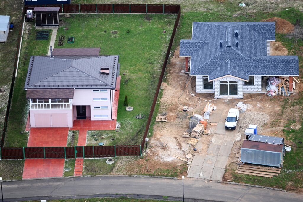 На каком расстоянии объекты на земельном участке должны быть от забора На каком расстоянии объекты на земельном участке должны быть от забора