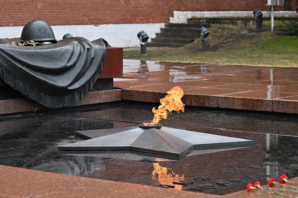 Собянин: На Могиле Неизвестного Солдата в Александровском саду прошла предпраздничная профилактика Вечного огня Собянин: На Могиле Неизвестного Солдата в Александровском саду прошла предпраздничная профилактика Вечного огня