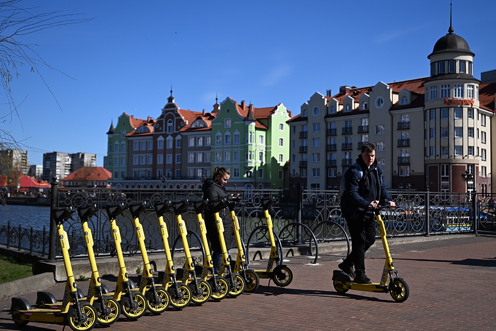 Только для взрослых: операторы кикшеринга напомнили об основных правилах езды на электросамокатах Только для взрослых: операторы кикшеринга напомнили об основных правилах езды на электросамокатах