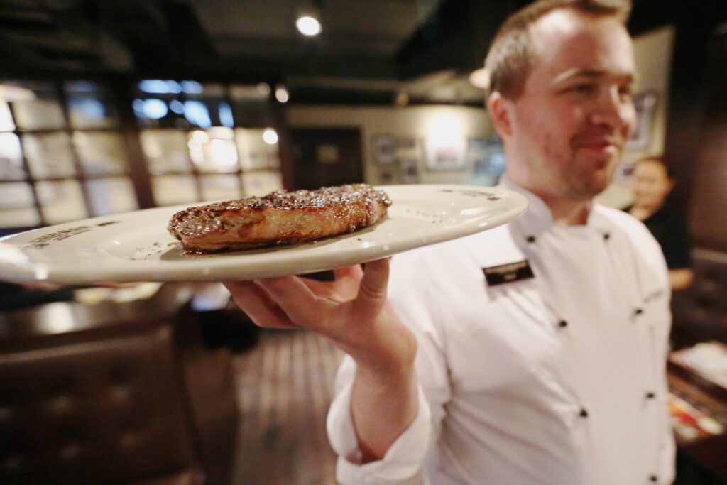 Россиянам надоели обычные шашлыки – вместо них готовят стейки Россиянам надоели обычные шашлыки – вместо них готовят стейки