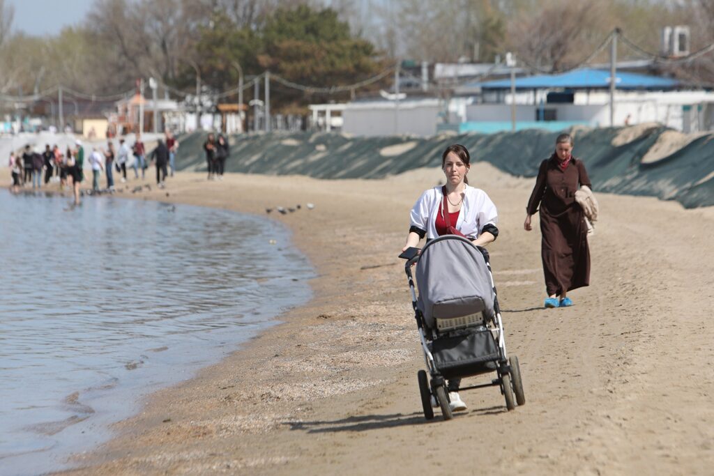 Кромка воды выглядит чистой, но мазут в песке встречается. Собкоры “РГ” проверили пляжи Анапы Кромка воды выглядит чистой, но мазут в песке встречается. Собкоры “РГ” проверили пляжи Анапы