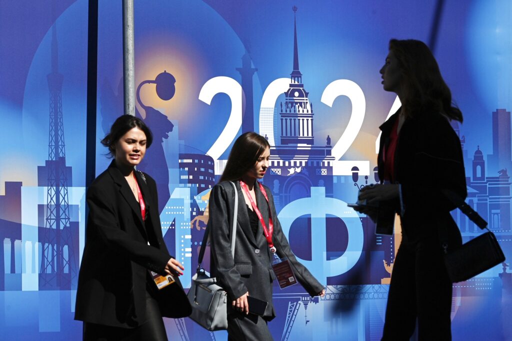 В Петербурге начались ограничения движения в связи с предстоящим ПМЭФ В Петербурге начались ограничения движения в связи с предстоящим ПМЭФ