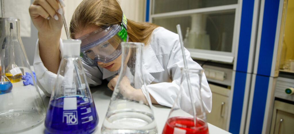 Химики СФУ создали сорбент для определения количества красителей в пище Химики СФУ создали сорбент для определения количества красителей в пище