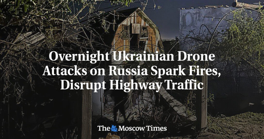 Ночные атаки украинских дронов на Россию вызвали пожары и затруднили движение на дорогах Ночные атаки украинских дронов на Россию вызвали пожары и затруднили движение на дорогах