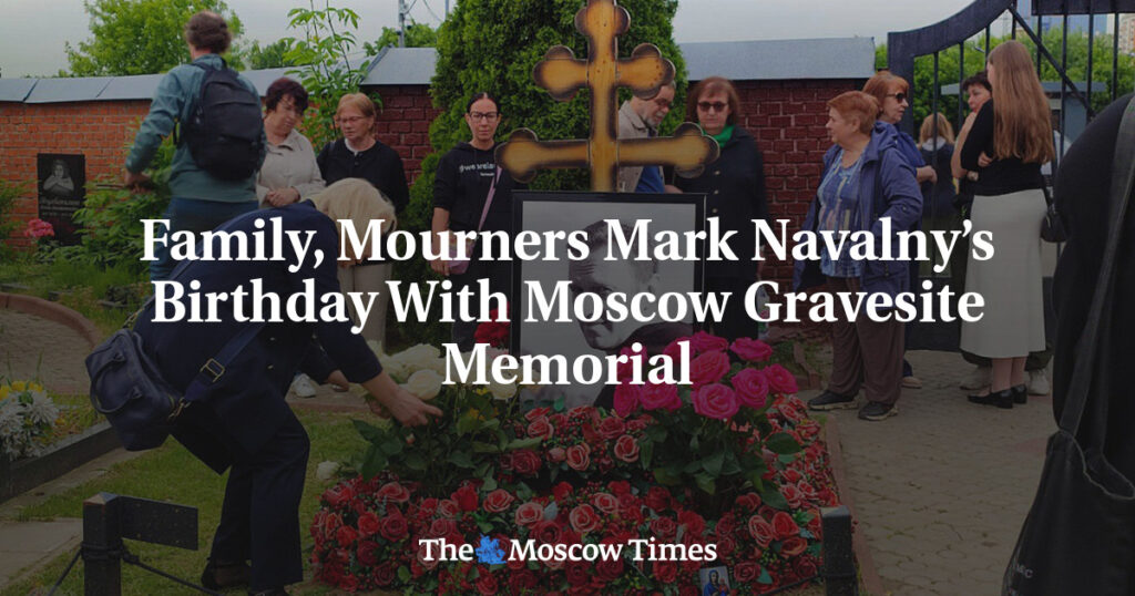 Семья и скорбящие отметили день рождения Навального у могилы в Москве Семья и скорбящие отметили день рождения Навального у могилы в Москве
