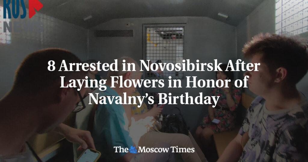 В Новосибирске задержали 8 человек за возложение цветов в честь дня рождения Навального В Новосибирске задержали 8 человек за возложение цветов в честь дня рождения Навального