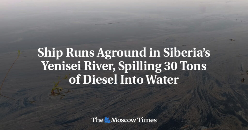 Судно село на мель в Енисее, разлив 30 тонн дизельного топлива Судно село на мель в Енисее, разлив 30 тонн дизельного топлива