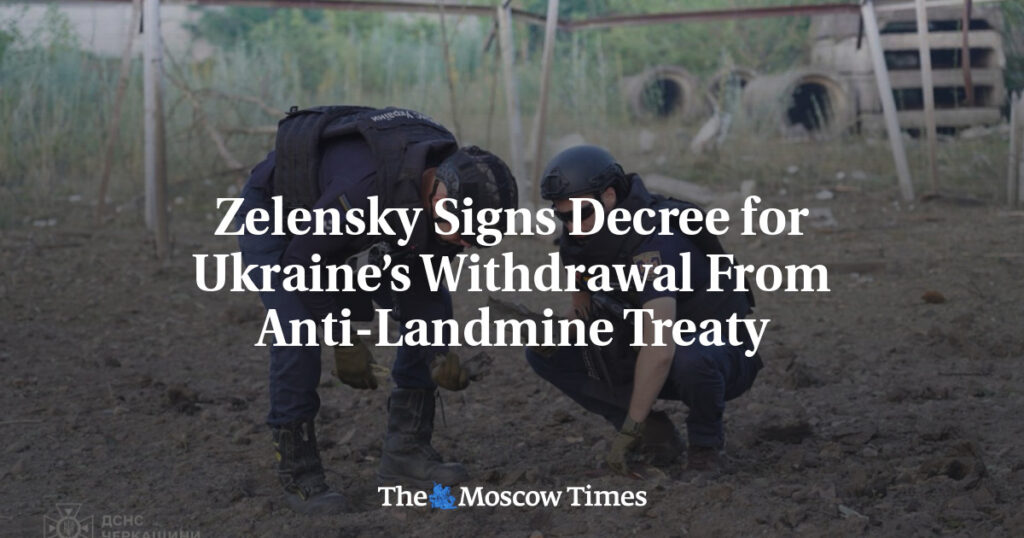 Зеленский подписал указ о выходе Украины из договора о запрете противопехотных мин Зеленский подписал указ о выходе Украины из договора о запрете противопехотных мин