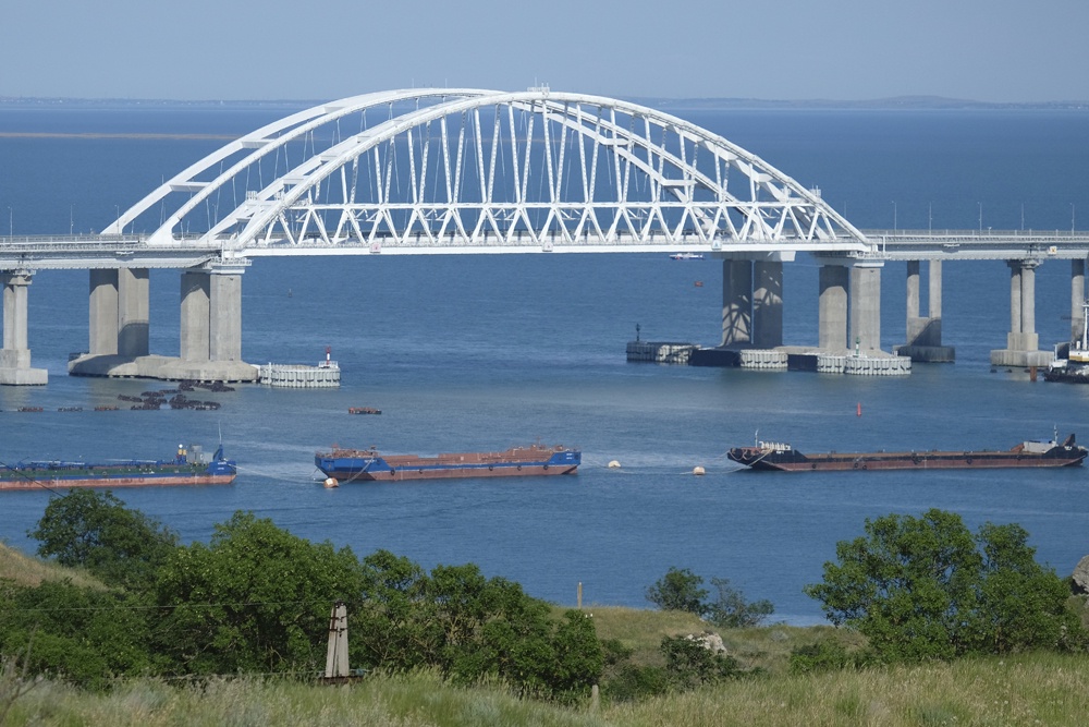 Движение автомобилей по Крымскому мосту временно перекрыто Движение автомобилей по Крымскому мосту временно перекрыто