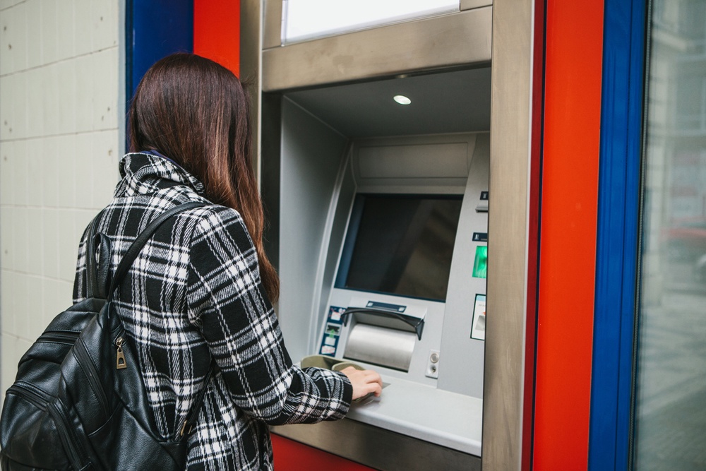 Путин запретил банкам открывать подросткам счета без согласия родителей Путин запретил банкам открывать подросткам счета без согласия родителей