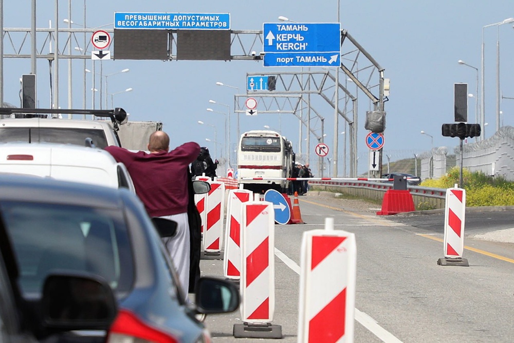 В пробке к Крымскому мосту скопились больше 500 автомобилей В пробке к Крымскому мосту скопились больше 500 автомобилей