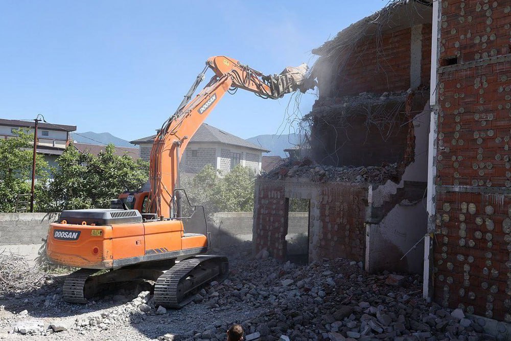 В Сочи за год снесли 105 самовольных строений В Сочи за год снесли 105 самовольных строений