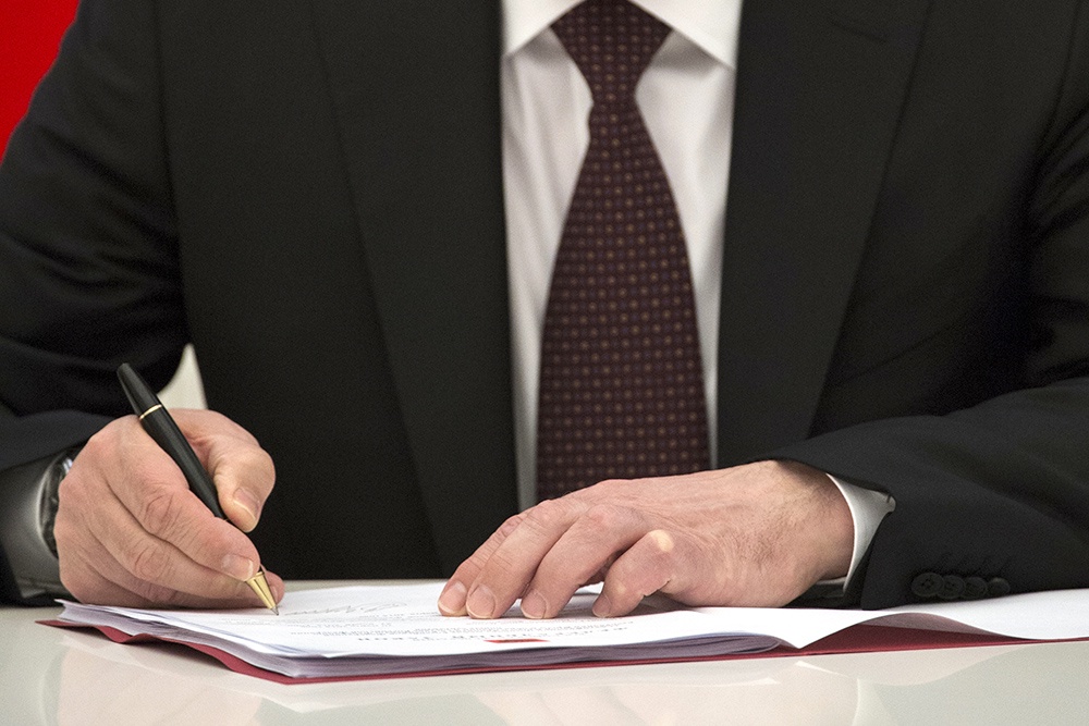 Путин подписал закон об обновлении бюджета 2025 года Путин подписал закон об обновлении бюджета 2025 года