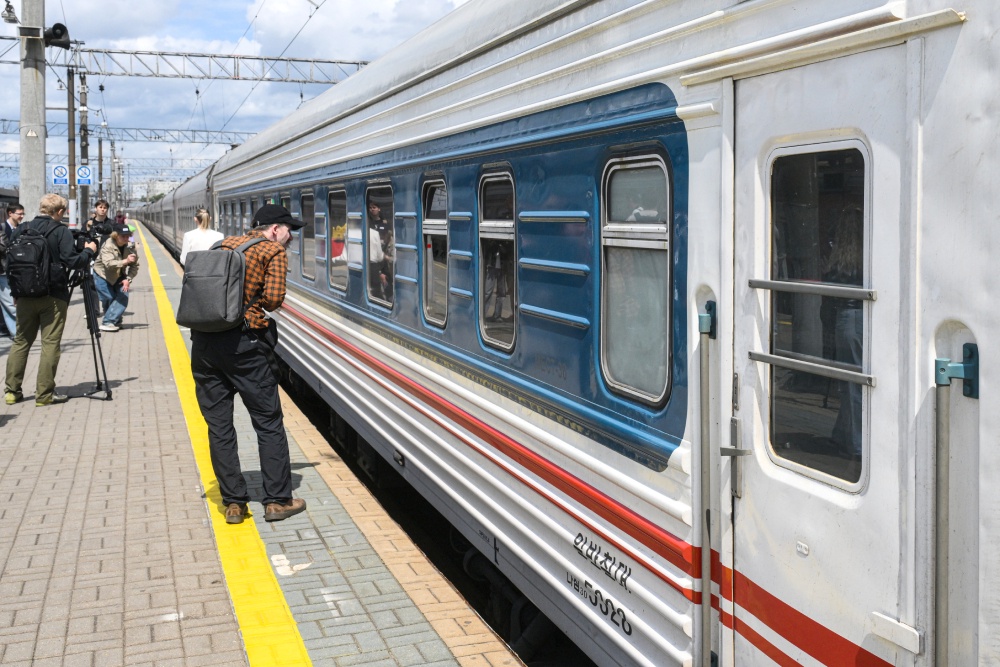 10 тысяч километров без пересадок: Как поезд с вагоном из КНДР вновь соединил Пхеньян и Москву 10 тысяч километров без пересадок: Как поезд с вагоном из КНДР вновь соединил Пхеньян и Москву