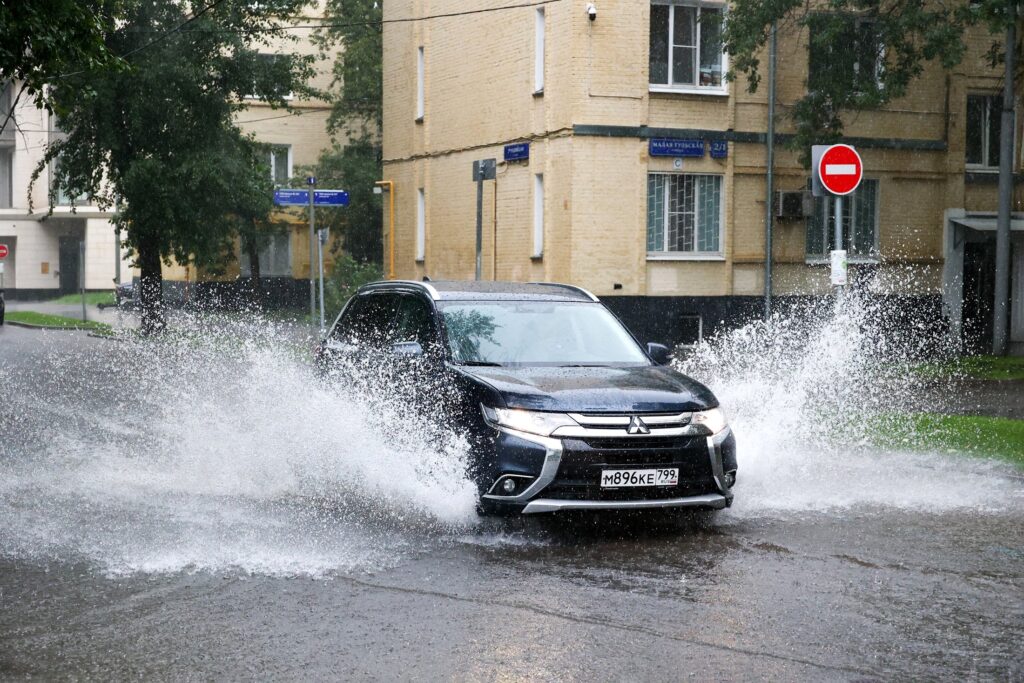 Машины затопило почти по крышу: в Москве и области борются с последствиями сильнейшего ливня Машины затопило почти по крышу: в Москве и области борются с последствиями сильнейшего ливня