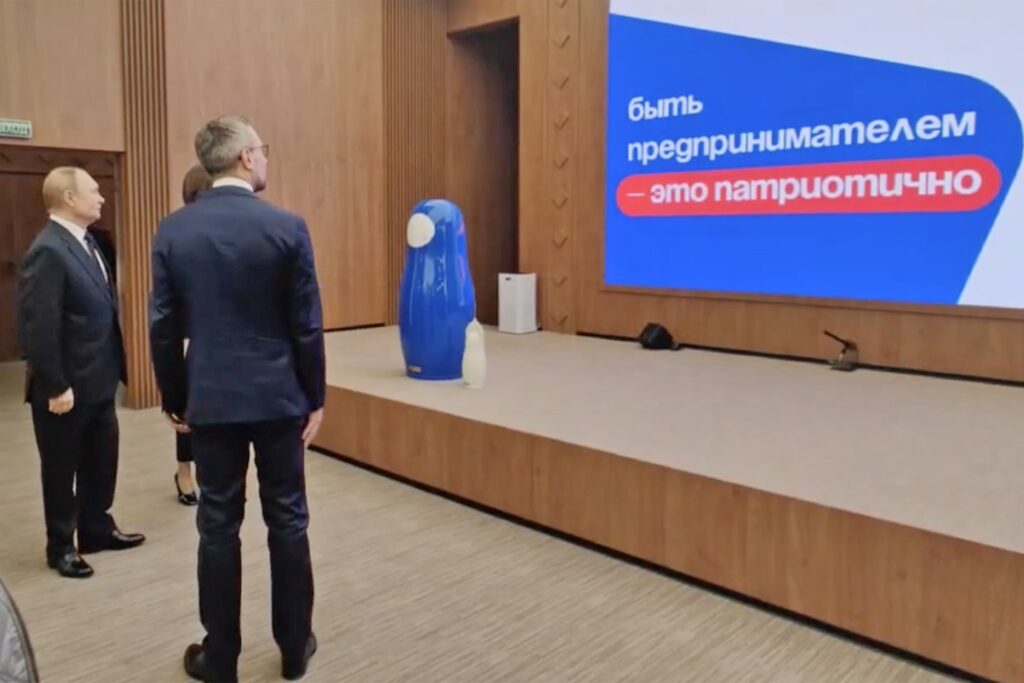 Путин осмотрел выставку участников конкурса российских брендов "Знай наших" Путин осмотрел выставку участников конкурса российских брендов "Знай наших"