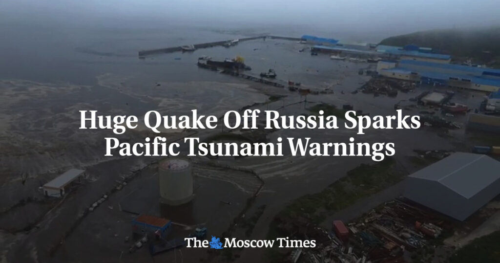 Мощное землетрясение у берегов России вызвало предупреждения о цунами в Тихом океане Мощное землетрясение у берегов России вызвало предупреждения о цунами в Тихом океане