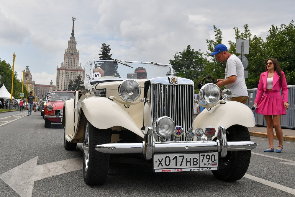 На Воробьевых горах можно будет увидеть раритетные машины и прокатиться на них На Воробьевых горах можно будет увидеть раритетные машины и прокатиться на них